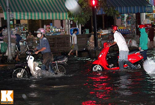 TPHCM: Triều cường vẫn "hành hạ" người dân - 5