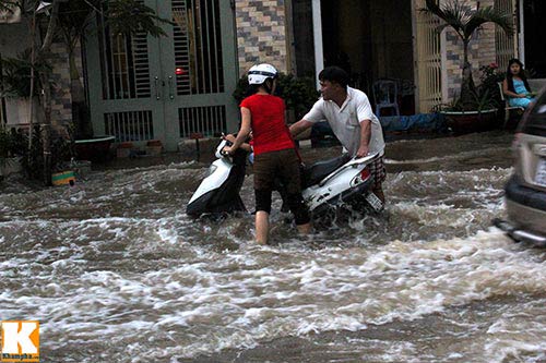 TPHCM: Triều cường vẫn "hành hạ" người dân - 7