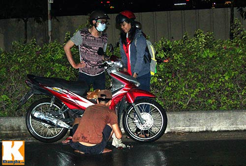 TPHCM: Triều cường vẫn "hành hạ" người dân - 2