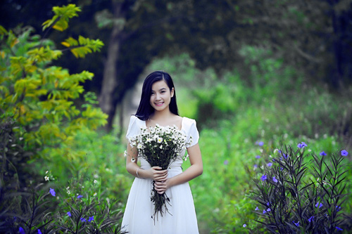 MC xinh đẹp dịu dàng bên cúc họa mi - 11