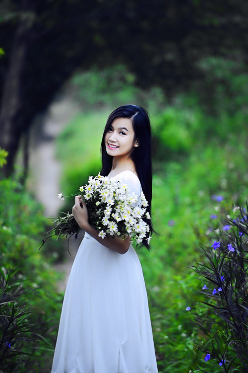 MC xinh đẹp dịu dàng bên cúc họa mi - 12