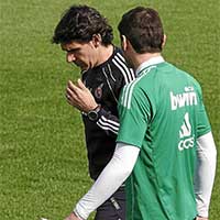 Bóng đá - Casillas bị “đầy ải” vì tội thân Barca