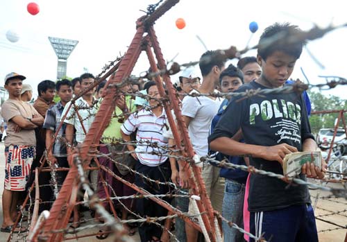 Chùm ảnh dân Myanmar đổ xô xếp hàng mua vé bóng đá - 1