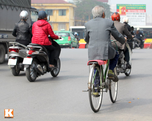 Hà Nội: Xe ôm, bảo vệ đều thanh lịch với vest - 3