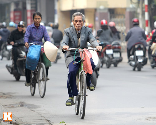 Hà Nội: Xe ôm, bảo vệ đều thanh lịch với vest - 4