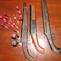 Pháp luật - Để súng cướp cò, "dính" hàng chục viên đạn