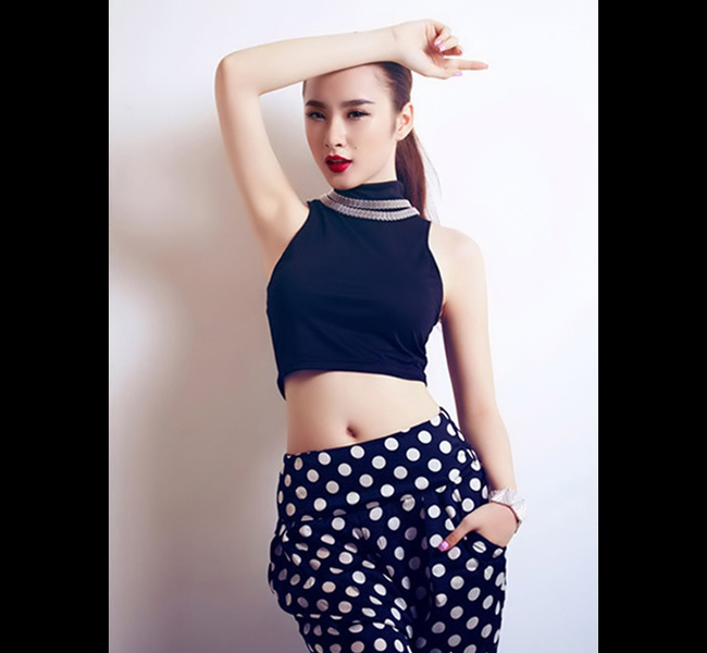 Dù không xuất thân là một người mẫu, song Angela Phương Trinh sở hữu một tỉ lệ cơ thể cân đối, ưa nhìn
