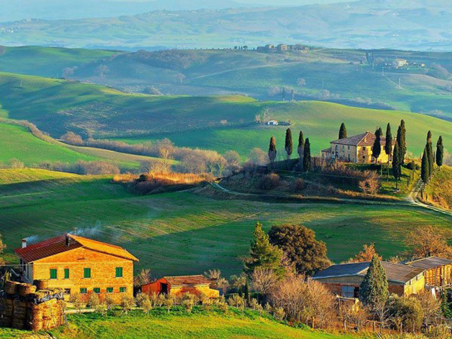 Đến với Tuscany bạn sẽ được khám phá vẻ đẹp tiềm ẩn của các ngôi làng, những góc thiên nhiên vẫn đang ẩn mình trên bản đồ du lịch, các thành phố lịch sử, những khu vườn nho và thị trấn trên đồi có từ thời trung cổ.
