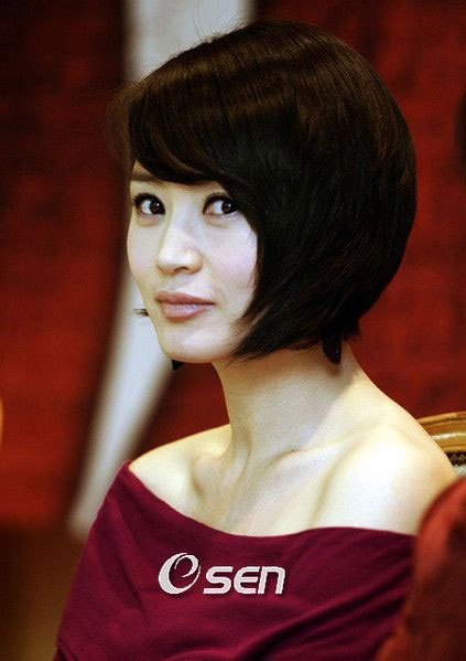 Trang điểm trẻ trung như Kim Hye Soo - 1