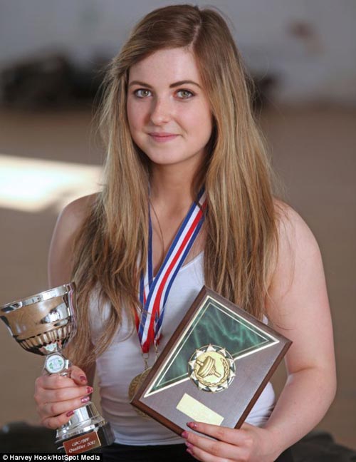 Vẻ đẹp của nữ sinh khỏe nhất nước Anh - 7