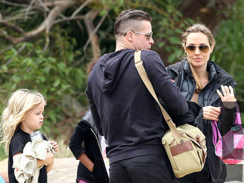 Angelina Jolie, Brad Pitt cùng 6 con tắm nắng - 2