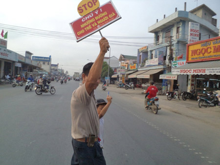 Anh thợ sửa khóa 20 năm đưa người qua đường - 2