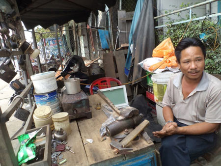 Anh thợ sửa khóa 20 năm đưa người qua đường - 3