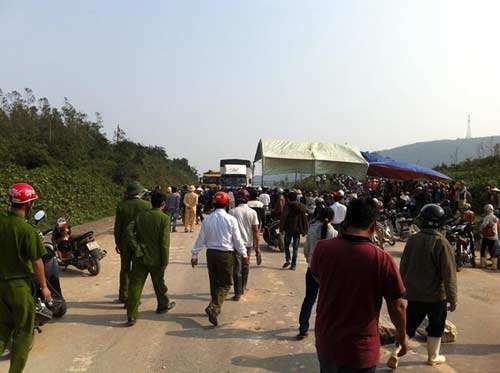 Xe đâm người bỏ trốn: Dân dựng rạp ngăn QL1A - 2