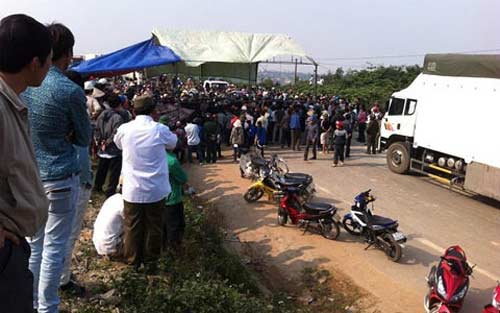 Xe đâm người bỏ trốn: Dân dựng rạp ngăn QL1A - 3