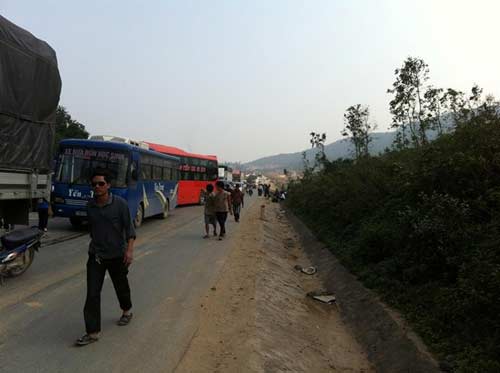 Xe đâm người bỏ trốn: Dân dựng rạp ngăn QL1A - 4