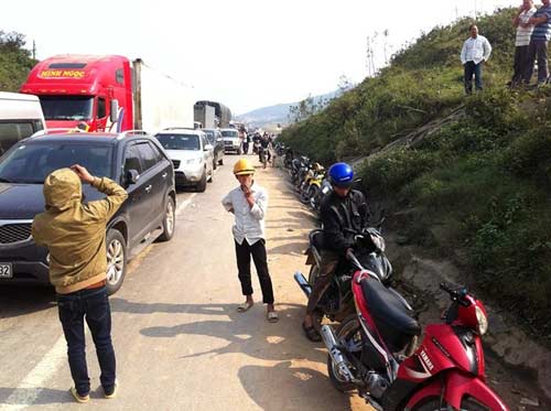 Xe đâm người bỏ trốn: Dân dựng rạp ngăn QL1A - 5