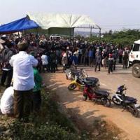 Tin tức trong ngày - Xe đâm người bỏ trốn: Dân dựng rạp ngăn QL1A