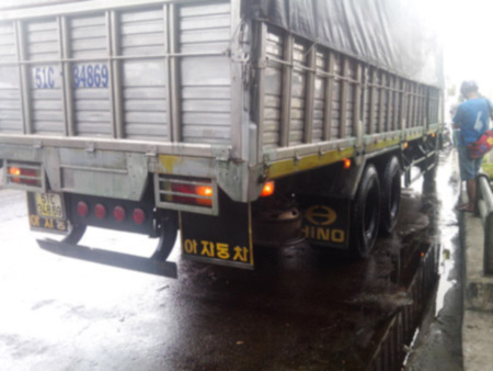 Xe tải rải hóa chất, người đi đường ngã hàng loạt - 2