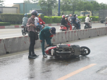 Xe tải rải hóa chất, người đi đường ngã hàng loạt - 3