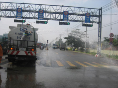 Xe tải rải hóa chất, người đi đường ngã hàng loạt - 4