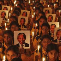 Ảnh ấn tượng: Cầu nguyện cho huyền thoại Mandela