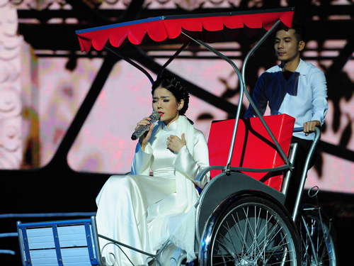 Chi 20 triệu để được xem Lệ Quyên hát - 3