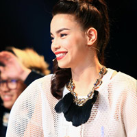 Ca nhạc - MTV - Hà Hồ diện áo lưới xuyên thấu trên ghế nóng