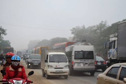 Xe đâm nhau vì sương mù, quốc lộ 1A tắc kéo dài - 2