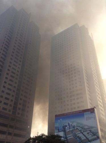 Chùm ảnh: Cháy khu đô thị, khói cuộn kín trời - 1