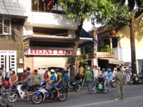 Ôtô 7 chỗ lao thẳng vào tiệm vàng - 1