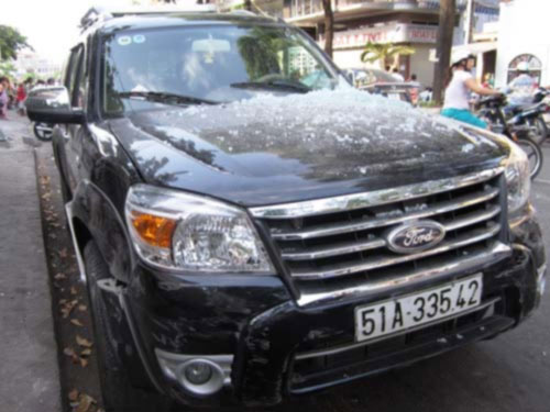 Ôtô 7 chỗ lao thẳng vào tiệm vàng - 2