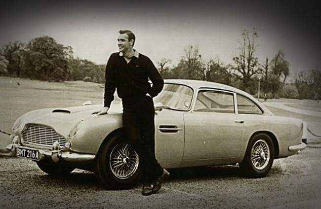Nếu One- 77 là chiếc xe nhanh nhất và đẹp nhất của Aston Martin thì DB5 là một chiếc xe đầy quyến rũ. Nó là chiếc xe James Bond cuối cùng thời Sean Connery đóng vai chính, cũng là chiếc xe tốt nhất. DB5 được đưa vào sản xuất trong năm 1963, động cơ 4.0 lít có thể tăng tốc từ 0-100 km/h chỉ trong 8 giây, kỷ lục lúc bấy giờ.
