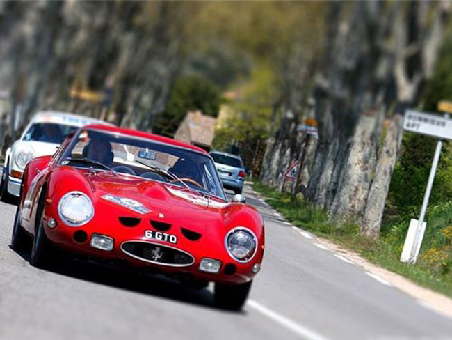 Một trong những chiếc xe gợi cảm nhất và đắt nhất mọi thời đại, Ferrari 250 GTO được bình chọn là chiếc xe tuyệt vời nhất thời hậu chiến do tạp chí Playboy khởi xướng năm 2012. Được sản xuất trong quãng thời gian từ năm 1962-1964, nó được bán với giá tới 18,000 USD thời điểm đó. Trong tháng 5/2012, một chiếc GTO 250 đã từng thuộc về tay đua Stirling Moss đã được bán đấu giá với giá 35 triệu USD.
