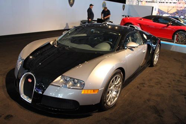 Tại triển lãm ô tô New York năm nay, thay vì thuê một cô gái xinh đẹp đứng cùng sản phẩm của mình, Bugatti Veyron đã phải thuê nhân viên bảo vệ để giữ người xem đến quá gần siêu phẩm này của mình.
