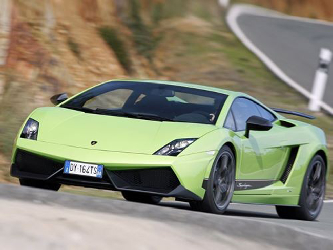 Lamborghini Gallardo Superleggera LP 570-4, có thể tăng tốc từ 0 lên 100 km/h chỉ trong 3,4 giây, và có tốc độ tối đa khoảng 322 km/h.

