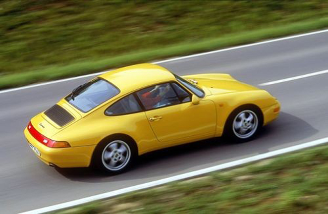 Dòng Porsche 911 đã bước sang tuổi 50 trong năm nay. Đỉnh điểm là chiếc 993, sản xuất vào giữa những năm 1990. Sự kế thừa của dòng 911 có dòng 964, 993 là những chiếc Porsche cuối cùng sẽ được làm mát bằng gió (phụ thuộc vào không khí lưu thông để giữ cho động cơ mát mẻ).
