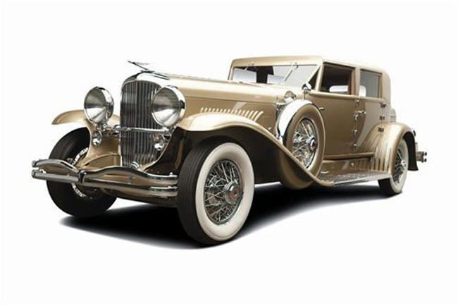 Những năm 1930, hiếm có những chiếc xe được sơn vàng như chiếc Duesenberg J này. Nó được ra đời năm 1934, và chỉ có 12 chiếc với hộp số 3 cấp được sản xuất. Một chiếc Duesenberg J đã được bán với giá 1.430.000 USD tại một cuộc đấu giá trong năm nay.
