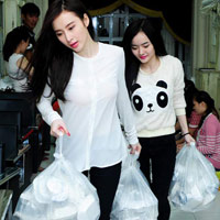 - Chị em Phương Trinh đi phát cơm giữa đêm