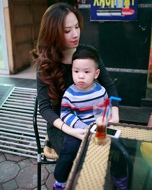Con trai Đan Lê ra dáng công tử nhí - 2