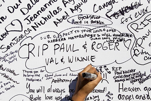 Hoa và nước mắt ngập tràn đám tang Paul Walker - 1