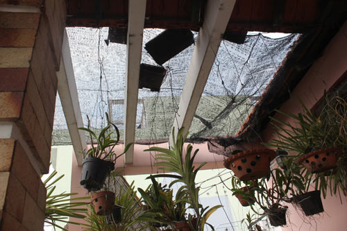 Thêm “nghi án” máy bay làm tốc mái nhà dân - 2