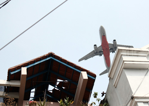 Thêm “nghi án” máy bay làm tốc mái nhà dân - 3