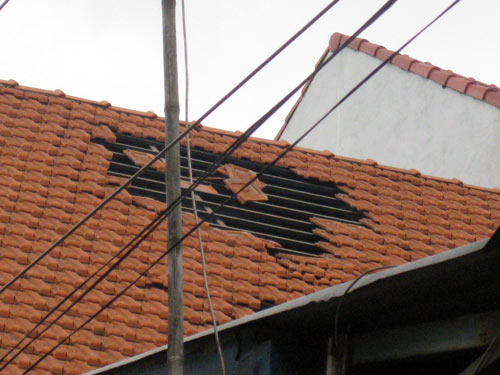 Thêm “nghi án” máy bay làm tốc mái nhà dân - 4