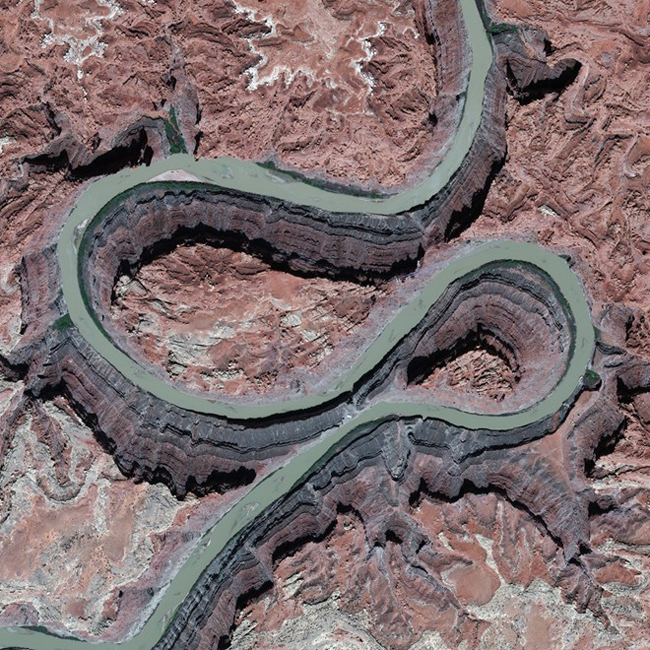 Dòng sông Colorado uốn lượn trong lòng sa mạc ở bang Utah, Mỹ. Ảnh: DigitalGlobe.
