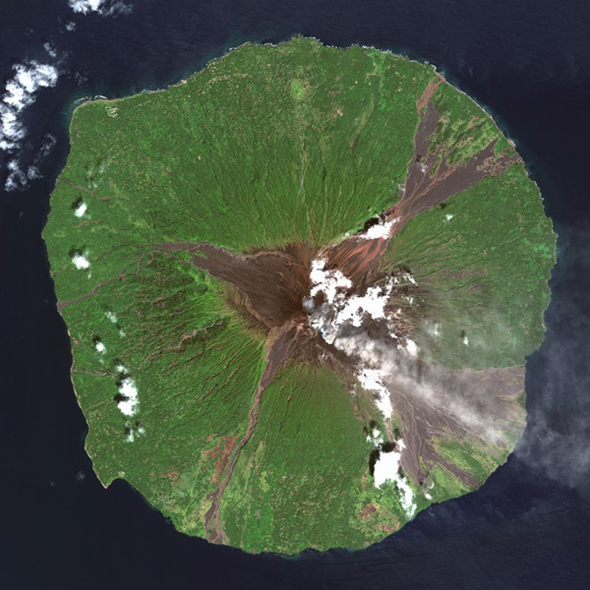 Ngọn núi lửa Manam đang nhả khói ngoài khơi Papua New Guinea. Ảnh: DigitalGlobe.
