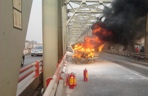 Ô tô bỗng dưng bốc cháy trên cầu Chương Dương - 1