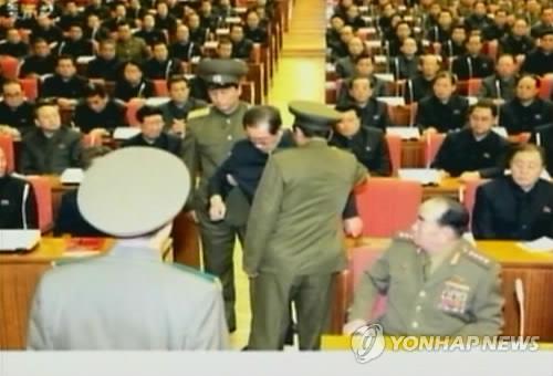 Chú Kim Jong-un bị bắt ngay tại Bộ Chính trị - 1