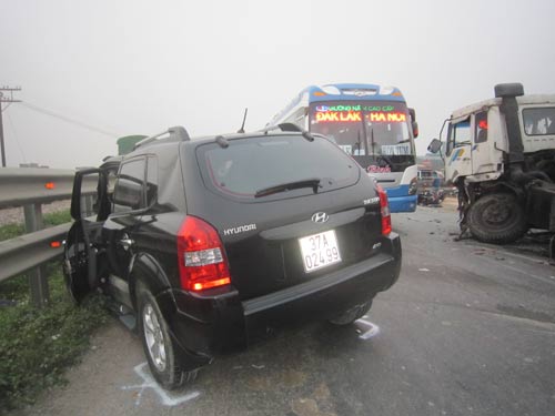 Ô tô đấu đầu nát bét, 5 người nguy kịch - 1