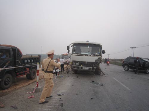 Ô tô đấu đầu nát bét, 5 người nguy kịch - 2